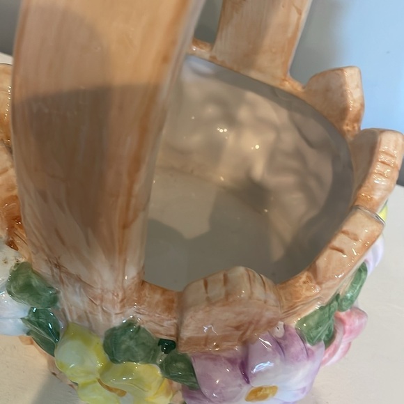 Spring /summer ceramic floral basket decor - Picture 3 of 3